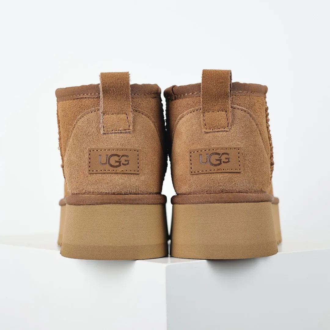Pick up locally 💰440 The core recommendation is good price E4 UGG Thick-soled short style Zhou Dongyu and Wang Yibo's same series Xiaohongshu popular model Henan Longfeng leather production Cashmere insole is a very suitable choice for keeping warm in winter when going out and at home. In the new year, uug launched a style series, which is partially geared towards the preferences of young consumers and has also been at the forefront of fashion trends. Shoe body material UGGPURE™ implanted wool insole Lightweight non-slip and comfortable rubber outsole With brand LOGO and complete packaging Size: 35 36 37 38 39 40